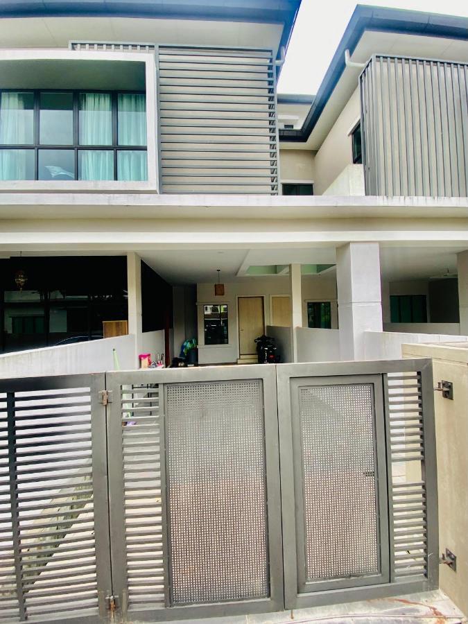 Faizal Madhi Homestay Kuching Ngoại thất bức ảnh