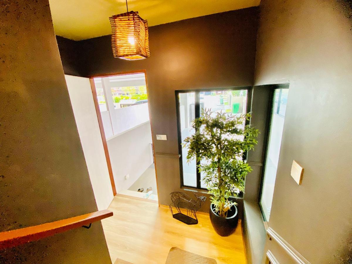Faizal Madhi Homestay Kuching Ngoại thất bức ảnh